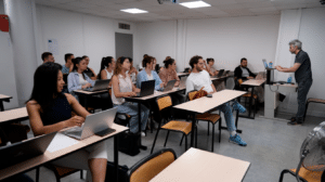 Les avantages de la rentrée de janvier pour les étudiants du DSCG Étudiants du DSCG lors de la rentrée de janvier à l'ENGDE, bénéficient d'un programme accéléré et d'un encadrement personnalisé.